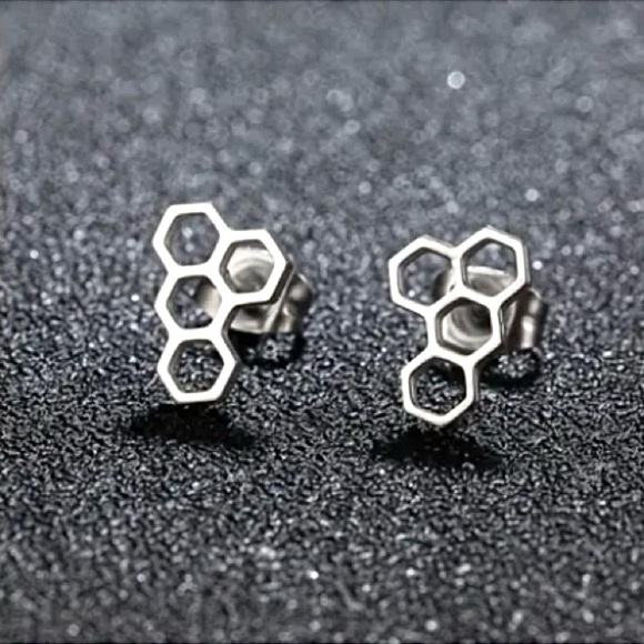 Jewelry - NEW Dainty Hexagon Honeycomb stud Earrings Silver color - Boutique